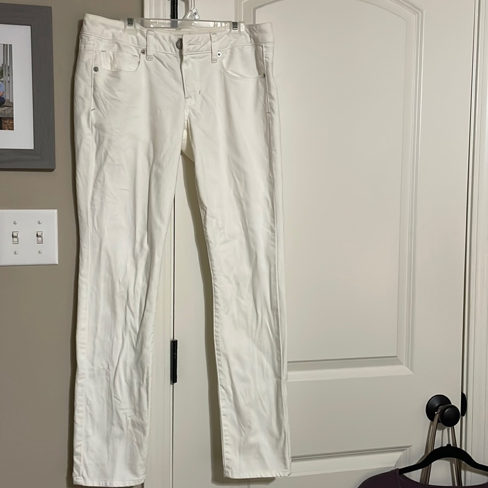 White American Eagle skinny short leg jeans